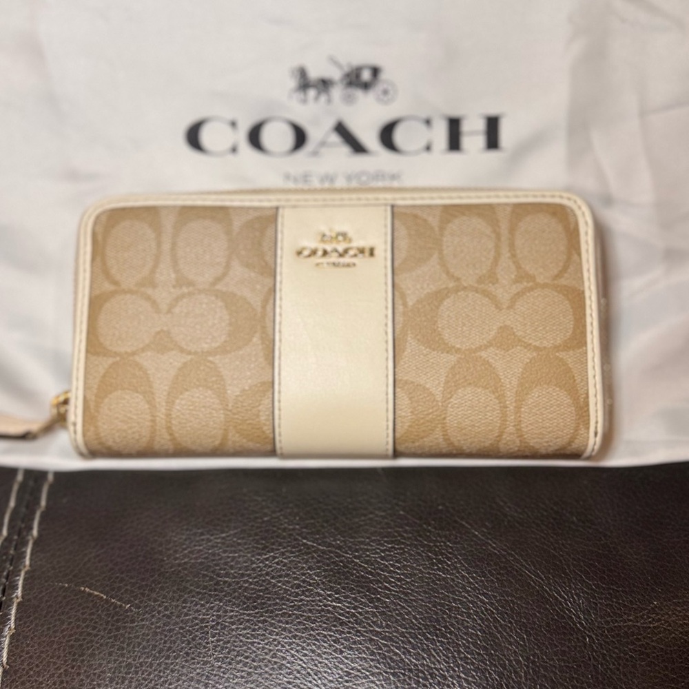Coach Beige Signature Zip Wallet with Cream Trim - Picture 2 of 6